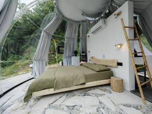 ZEN Relaxing Village的一张位于带大窗户的房间内的床铺