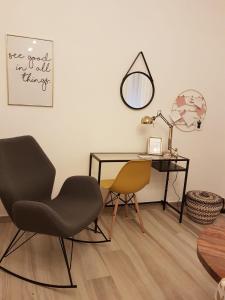 博洛尼亚La Gubbiata的客房设有书桌、两把椅子和一张桌子