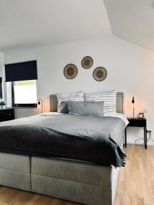 巴特本特海姆FeWo Burgblick - mit Terrasse的白色的卧室设有一张大床和一个窗户