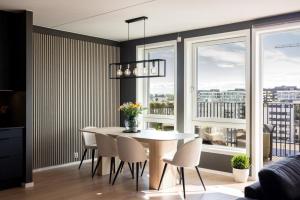 奥斯陆Modern Elegance in Oslo的一间带桌椅和窗户的用餐室