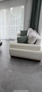 阿拉恰特Luna Alacati的窗户客房内的白色沙发及枕头
