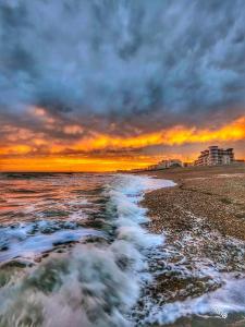 博格诺里吉斯South coast boudoir的日落时分海滩和大海美景