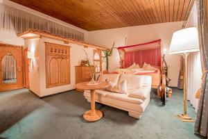 施伦斯Hotel Vitalquelle Montafon的客厅配有沙发和1张床