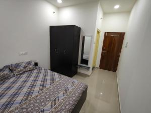 商沙巴LEO's DEN 9 Guests AC 3BHK 9 mins to RGIA的一间卧室配有两张床、一个梳妆台和镜子