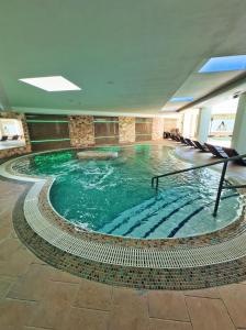 豪伊杜索博斯洛Hotel Atlantis Wellness & Conference的大楼内的大型游泳池