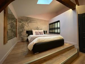 罗克福Le St Vincent的一间卧室设有一张大床和一个窗户。