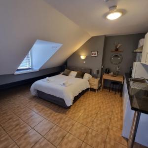 曼彻斯特Manchester Stay Hotel - Free Parking的一间卧室设有一张大床和一个窗户。
