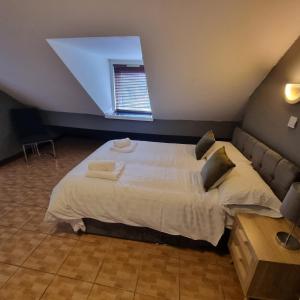 曼彻斯特Manchester Stay Hotel - Free Parking的卧室配有一张带白色床单和枕头的大床。