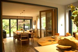 克兰布鲁克Modernised seven bedroom country house and garden with hot tub的厨房以及带桌椅的用餐室。