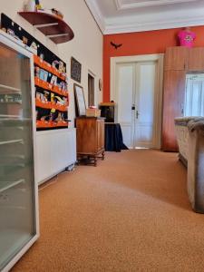 克卢日-纳波卡Transylvania Hostel的客房拥有橙色的墙壁和冰箱。