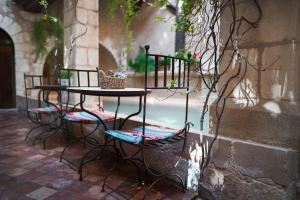 马赛马斯维勒酒店的桌椅和植物
