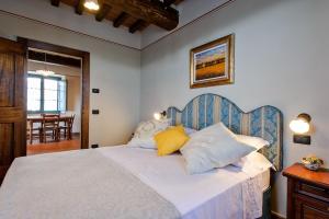 Terontola拉菲奥里塔度假屋的一间卧室配有一张带黄色枕头的大床