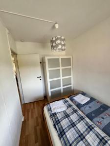SteigenMyklebostad的卧室配有床和门