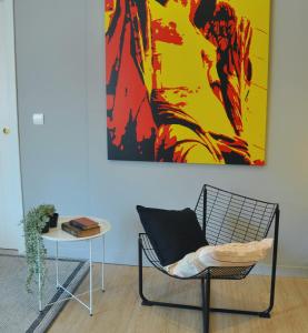 瓦伦西亚La Casa Verde - Ruzafa的一张椅子和一张桌子,在画室里