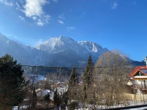 布什泰尼Casa Skadi, Zamora,Busteni的享有山脉和雪覆盖山脉的美景