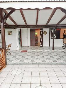 DucosMaison de 2 chambres avec jardin clos et wifi a Ducos的客房铺有瓷砖地板,设有天花板。