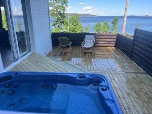 HolmestrandSea view Holmestrand sauna and hot tube appartment的海景甲板上的蓝色浴缸