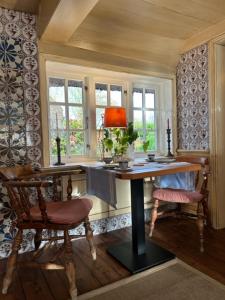 凯图姆塞勒霍夫开特姆加尼酒店的客房设有带椅子的书桌和窗户。