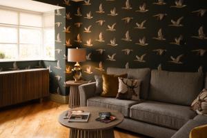 巴利米纳Galgorm的带沙发和鸟壁纸的客厅