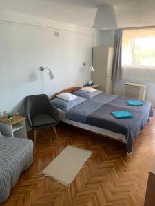 埃格尔Szépasszonyvölgyi Apartman的酒店客房,配有两张床和椅子