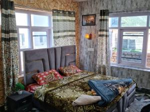 KanzalwanD’SHIEKHS RESORT GUREZ的一间卧室设有一张床和两个窗户。