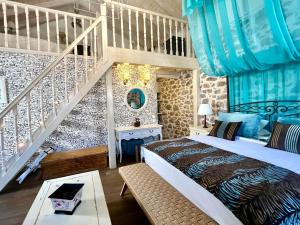 伊兹拉PortaDelMare deluxe suites的一间卧室设有一张特大号床和楼梯。