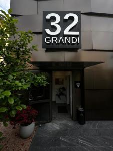 塞格拉泰Grandi 32的带有读写宏伟标志的办公楼