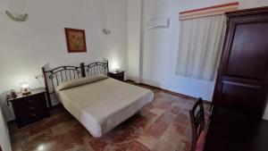 隆达Hostal San Cayetano的一间卧室配有一张床、一个梳妆台和一扇窗户。