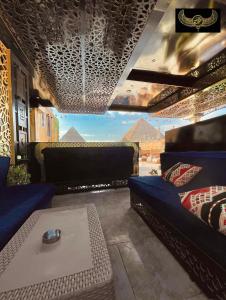 开罗Comfort Sphinx Inn的一间设有两张沙发和一张带鼠标的桌子的房间