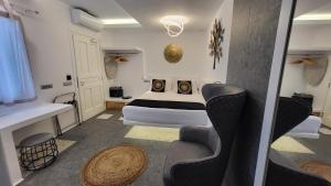 阿诺梅拉Mykonos Double Luxury Mini Suites - Adults only的卧室配有一张床和一张桌子及椅子