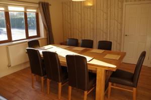 Burscough森林景观度假屋的一间会议室,配有木桌和椅子