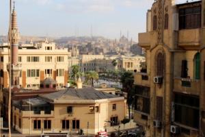 开罗Hostel Sunset Down town的城市景观,建筑和清真寺