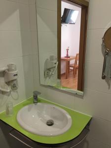 特里亚卡斯特拉Complexo Xacobeo的一间带水槽和镜子的浴室