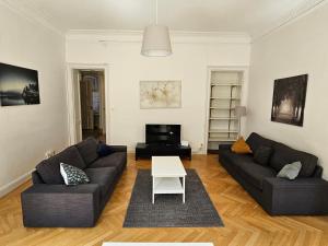 斯德哥尔摩Home Inn SVG108的客厅配有沙发和桌子
