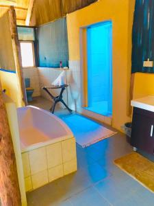 KaribaHippo Paradise Lodge and Campsites的一间带浴缸的浴室位于客房中间
