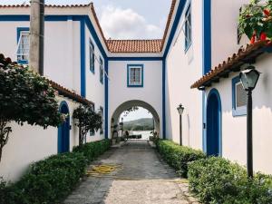 卡波布里奥Flat 218 no bairro da Passagem em Cabo Frio的两座白色和蓝色建筑之间的小巷