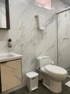 圣安德烈斯WH HOTEL的浴室配有卫生间、盥洗盆和淋浴。