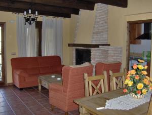 阿尔卡拉斯La Aldea的客厅配有沙发和桌子