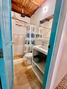 托卢Casa Manglar的浴室配有白色卫生间和盥洗盆。