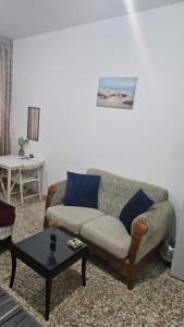 阿布扎比Furnished bedroom near Abu Dhabi Corniche的客厅配有沙发和桌子