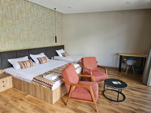 卡兹贝吉Old district的一间卧室配有两张床和两把椅子