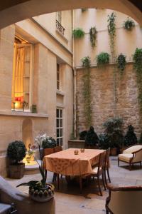巴黎安妮旅馆的一个带桌椅的庭院和一座建筑