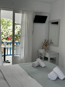 加利萨斯Εvi Evan Hotel的一间卧室配有一张床,上面有两条毛巾