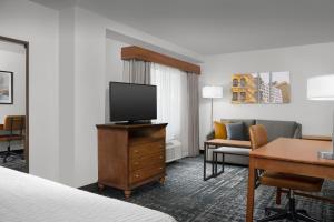 奥马哈希尔顿惠庭套房酒店，奥马哈 - 市区的酒店的客房 - 带一张床、一台电视和一张书桌