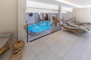 皮得斯费尔德黑德加鲁德酒店的客厅,带游泳池