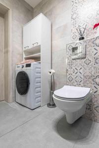 奥斯威辛Nowy apartament - Bulwary nad Sołą - 52m2的一间带洗衣机和卫生间的浴室