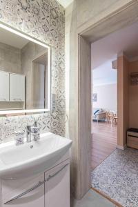 奥斯威辛Nowy apartament - Bulwary nad Sołą - 52m2的一间带水槽和镜子的浴室