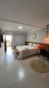 维拉维尔哈提莫内罗旅馆的一间大卧室,配有一张大床和一张桌子