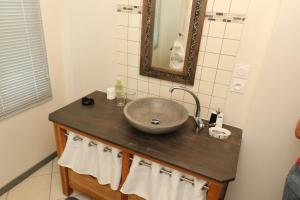 Fatouville-GrestainNdila Cottage avec piscine exclusive的浴室配有盥洗盆、镜子和毛巾