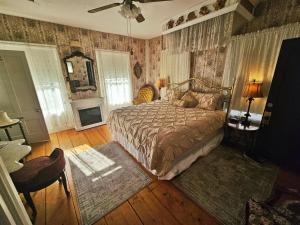 GreenfieldThe Greenfield Inn的壁纸客房内的一间卧室配有一张床